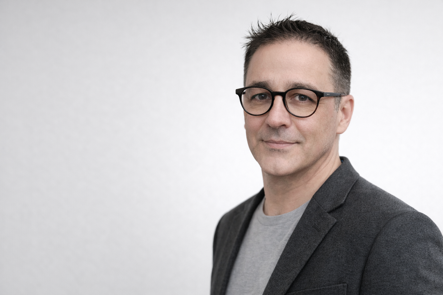 Retrato profesional de Luis Granvillano, consultor de marketing digital especializado en captación de clientes para negocios y profesionales.